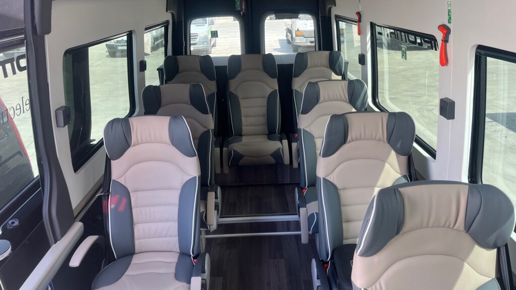 Interior cómodo de guagua para bodas en Gran Canaria